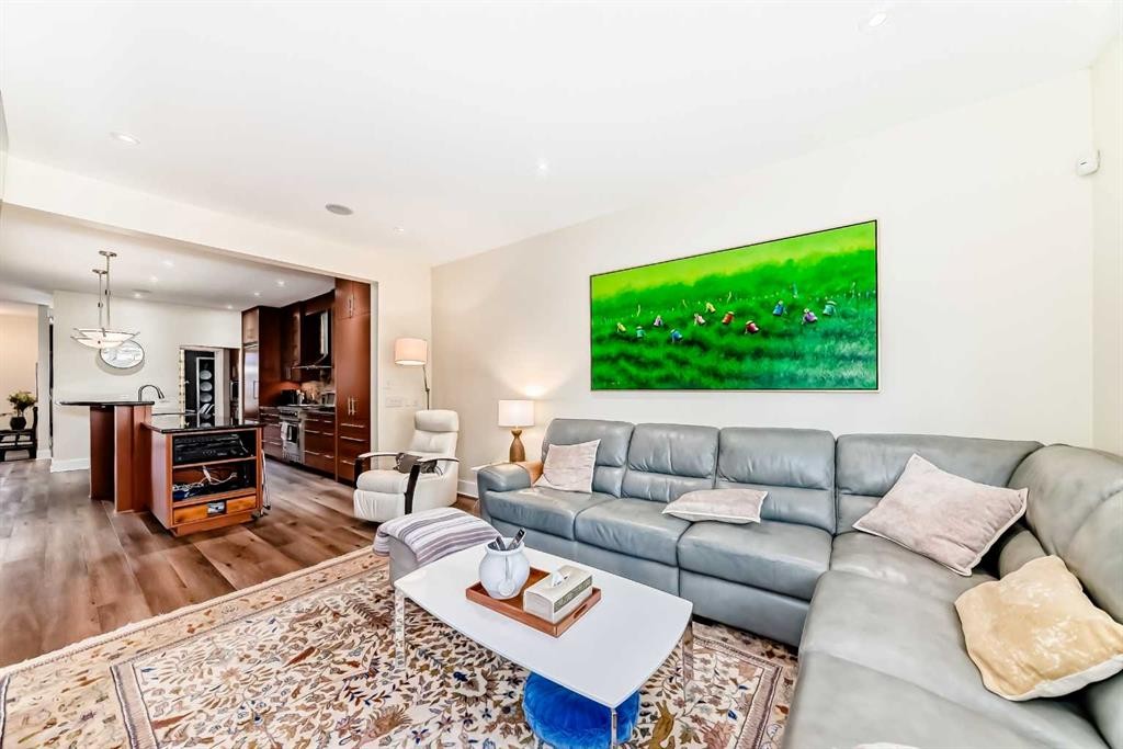 2810 25A Street Sw, Calgary, AB - Indoor Photo Showing Living Room