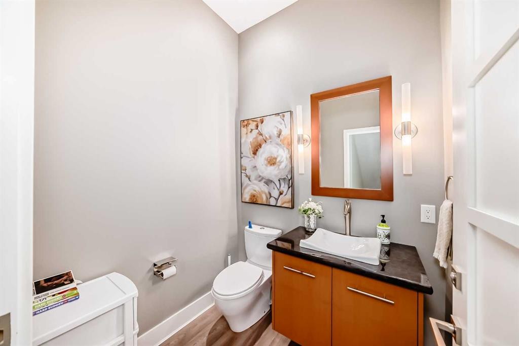 2810 25A Street Sw, Calgary, AB - Indoor Photo Showing Bathroom