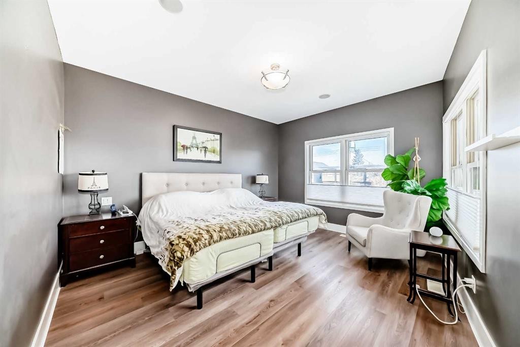 2810 25A Street Sw, Calgary, AB - Indoor Photo Showing Bedroom