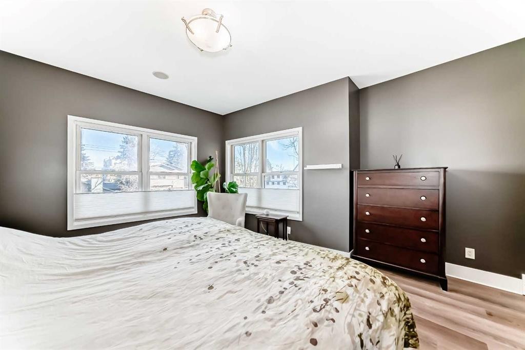 2810 25A Street Sw, Calgary, AB - Indoor Photo Showing Bedroom