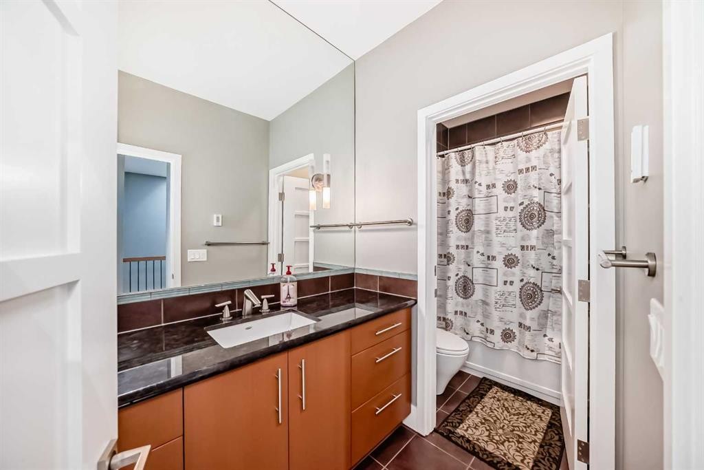 2810 25A Street Sw, Calgary, AB - Indoor Photo Showing Bathroom
