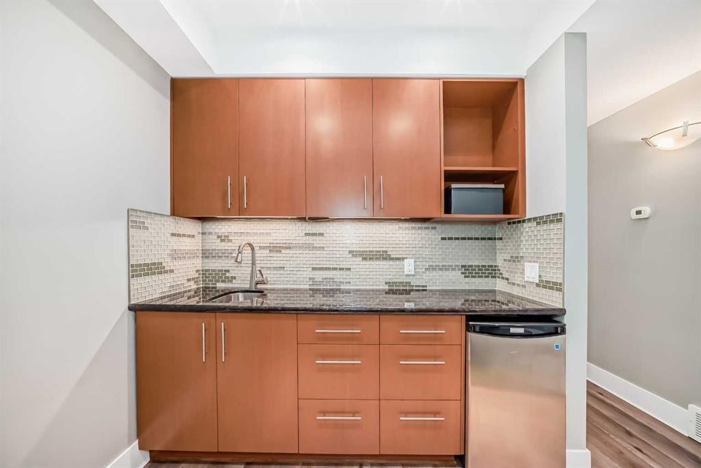 2810 25A Street Sw, Calgary, AB - Indoor Photo Showing Kitchen