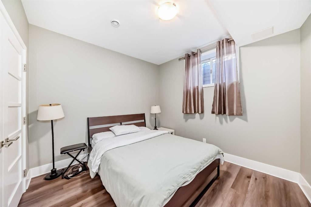 2810 25A Street Sw, Calgary, AB - Indoor Photo Showing Bedroom