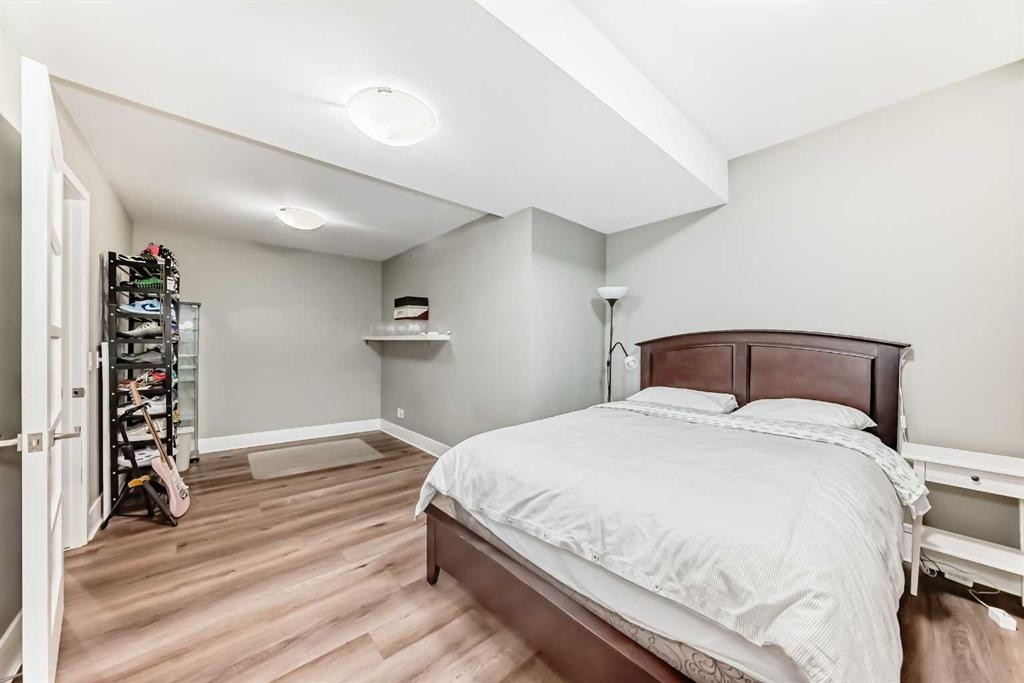 2810 25A Street Sw, Calgary, AB - Indoor Photo Showing Bedroom