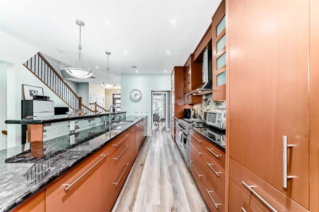 2810 25A Street Sw, Calgary, AB - Indoor Photo Showing Kitchen With Upgraded Kitchen