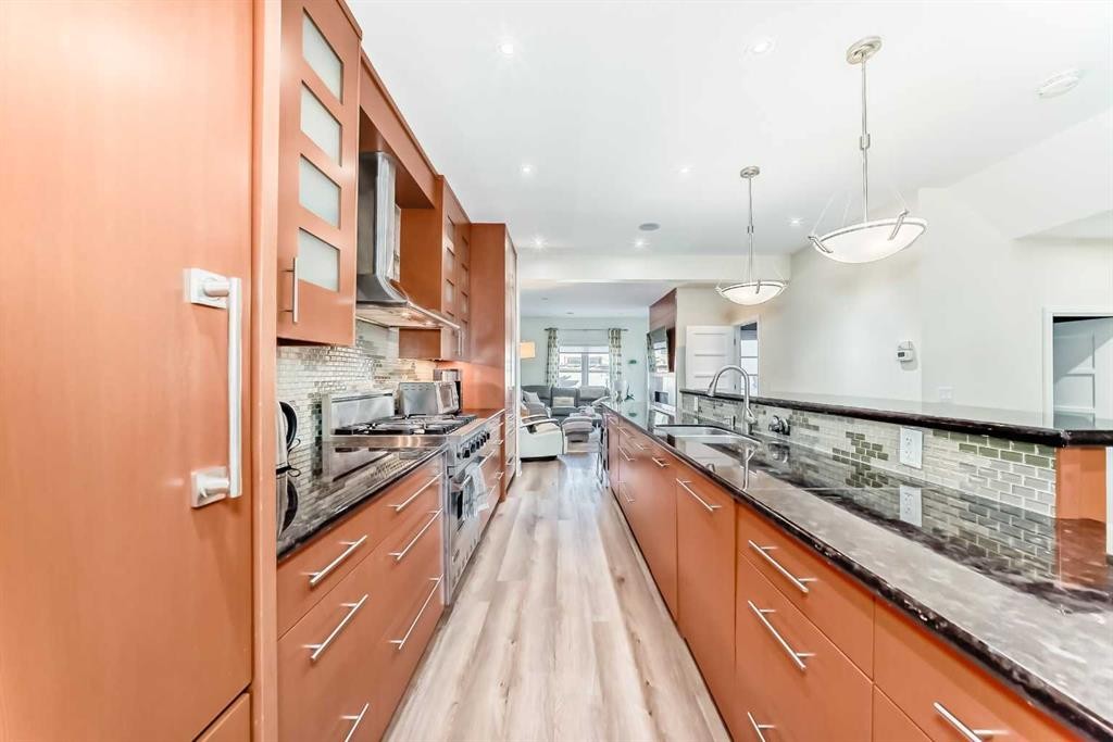 2810 25A Street Sw, Calgary, AB - Indoor Photo Showing Kitchen With Upgraded Kitchen