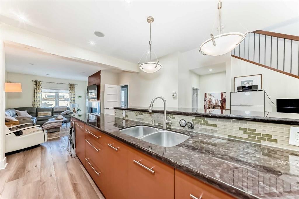 2810 25A Street Sw, Calgary, AB - Indoor Photo Showing Kitchen With Double Sink With Upgraded Kitchen