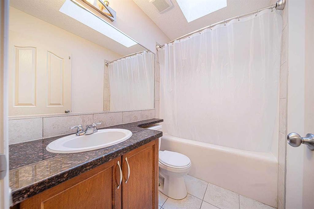 22 Royal Birch Way Nw, Calgary, AB - Indoor Photo Showing Bathroom