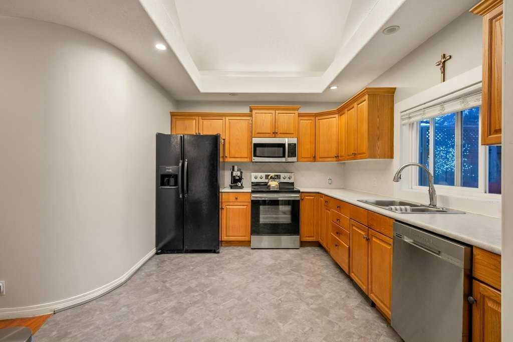 533 12 Avenue Ne, Calgary, AB - Indoor Photo Showing Kitchen With Double Sink