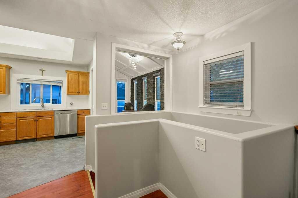 533 12 Avenue Ne, Calgary, AB - Indoor Photo Showing Other Room