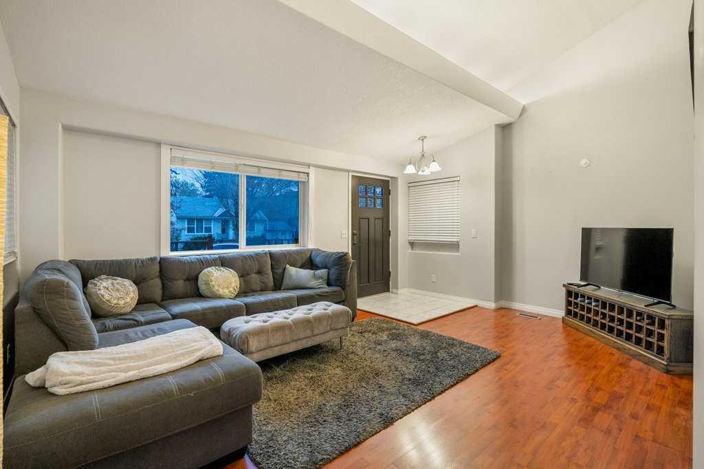 533 12 Avenue Ne, Calgary, AB - Indoor Photo Showing Living Room