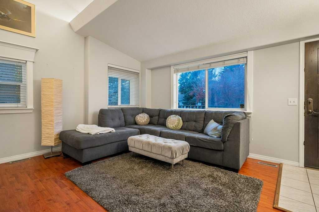 533 12 Avenue Ne, Calgary, AB - Indoor Photo Showing Living Room