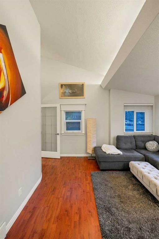 533 12 Avenue Ne, Calgary, AB - Indoor Photo Showing Living Room