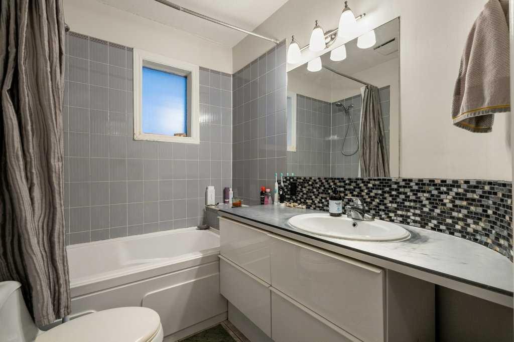 533 12 Avenue Ne, Calgary, AB - Indoor Photo Showing Bathroom