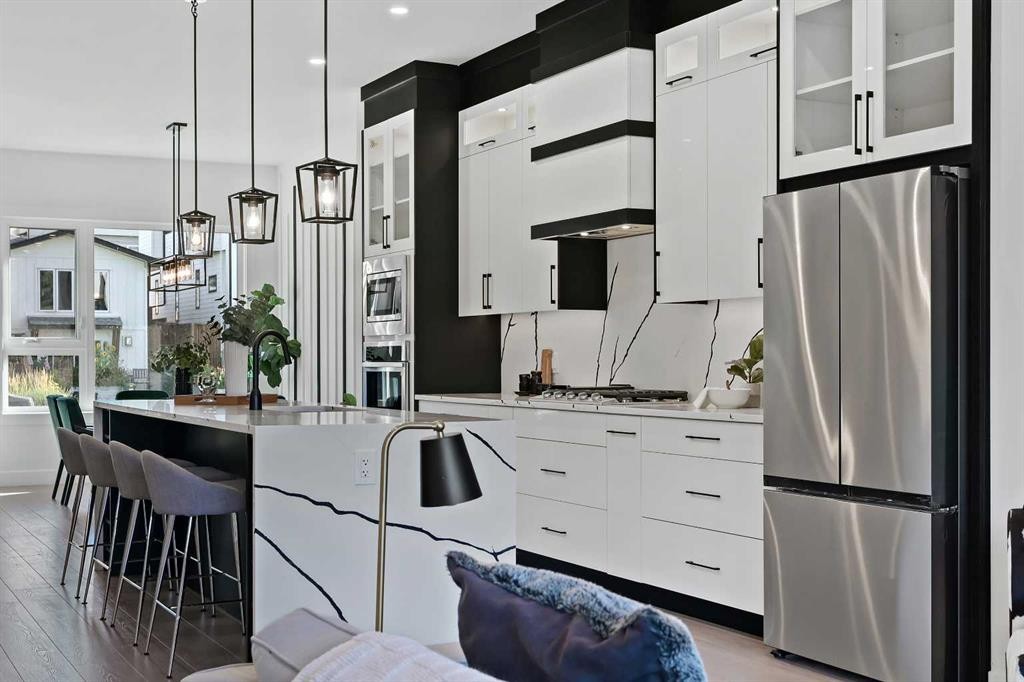 5011 21 Avenue Nw, Calgary, AB - Indoor Photo Showing Kitchen