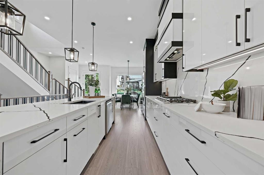 5011 21 Avenue Nw, Calgary, AB - Indoor Photo Showing Kitchen With Upgraded Kitchen