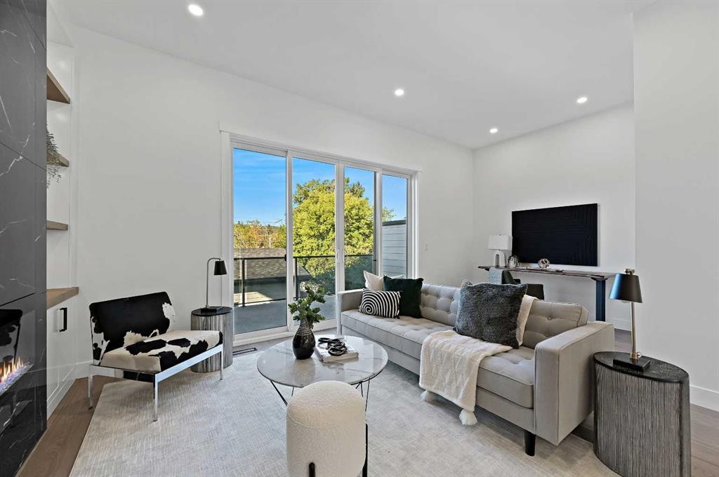 5011 21 Avenue Nw, Calgary, AB - Indoor Photo Showing Living Room