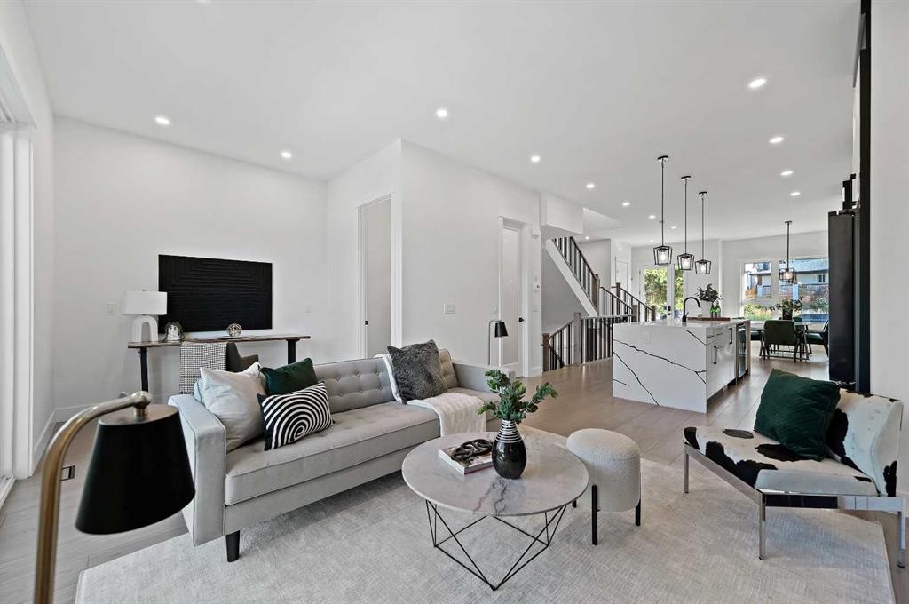 5011 21 Avenue Nw, Calgary, AB - Indoor Photo Showing Living Room