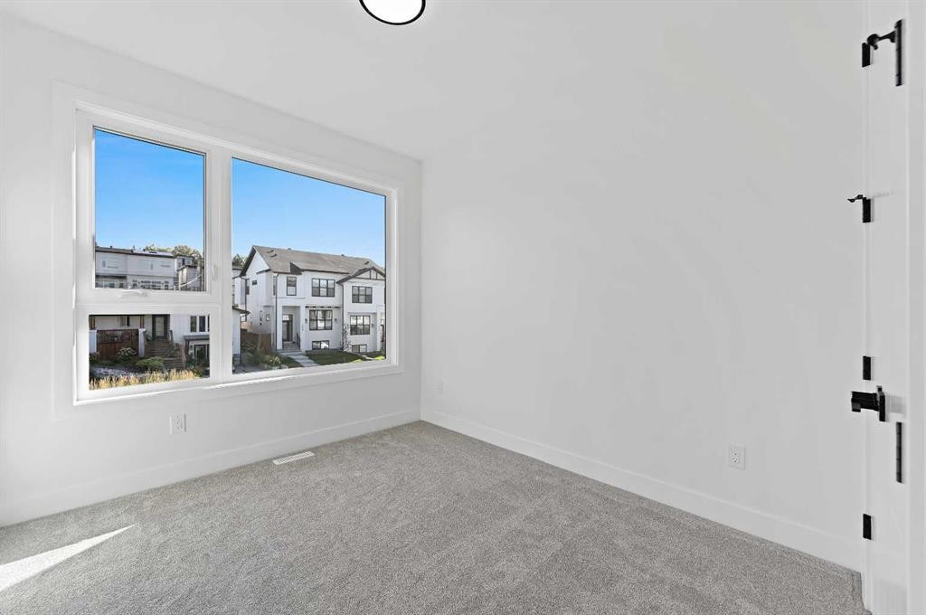 5011 21 Avenue Nw, Calgary, AB - Indoor Photo Showing Other Room