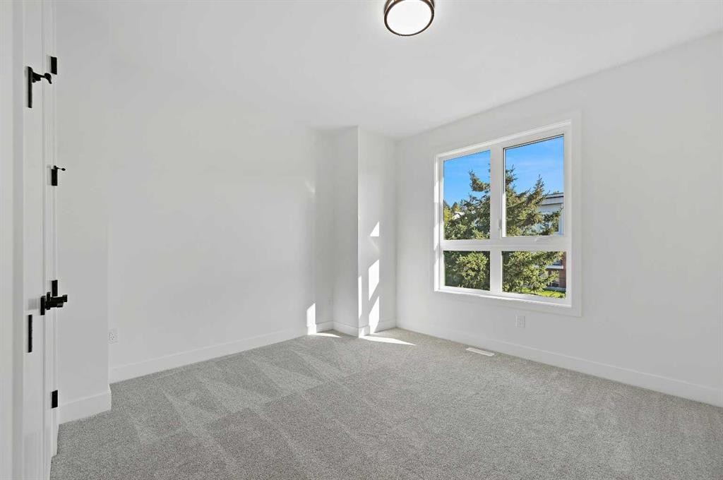 5011 21 Avenue Nw, Calgary, AB - Indoor Photo Showing Other Room