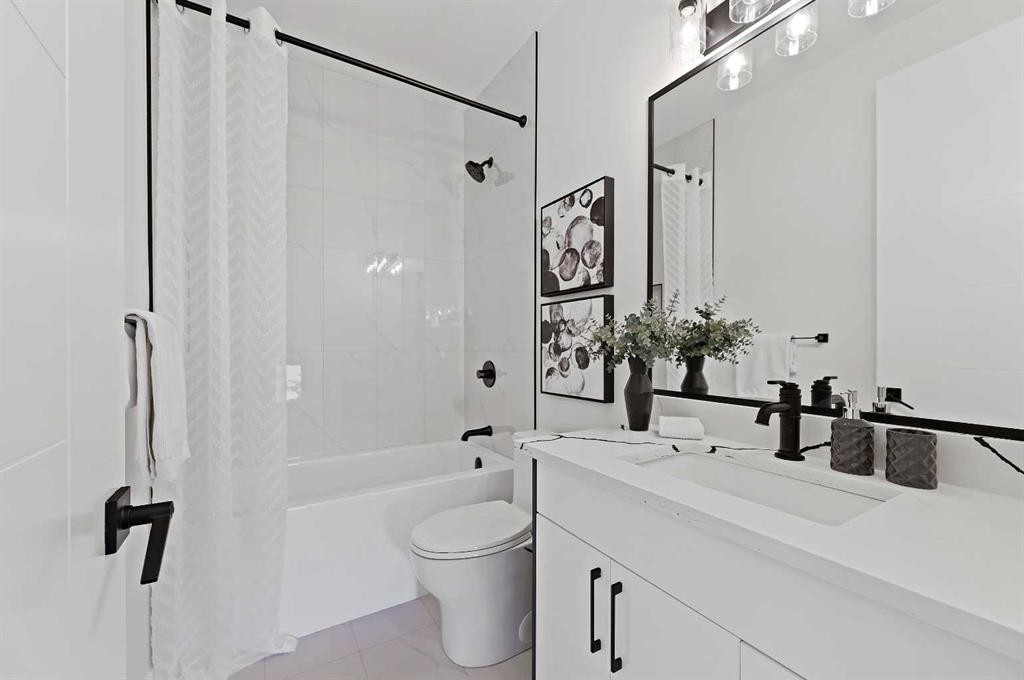 5011 21 Avenue Nw, Calgary, AB - Indoor Photo Showing Bathroom