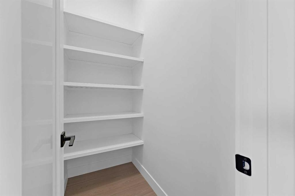 5011 21 Avenue Nw, Calgary, AB - Indoor With Storage