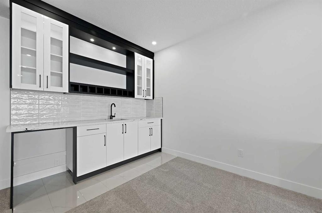 5011 21 Avenue Nw, Calgary, AB - Indoor