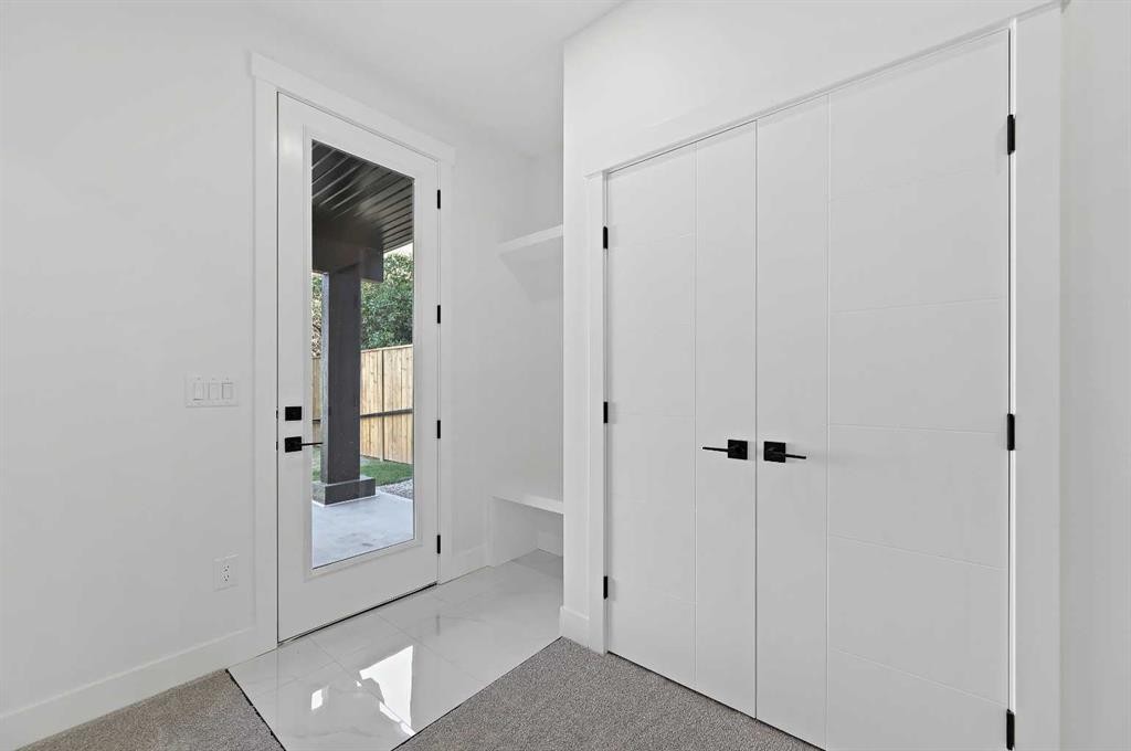 5011 21 Avenue Nw, Calgary, AB - Indoor Photo Showing Other Room