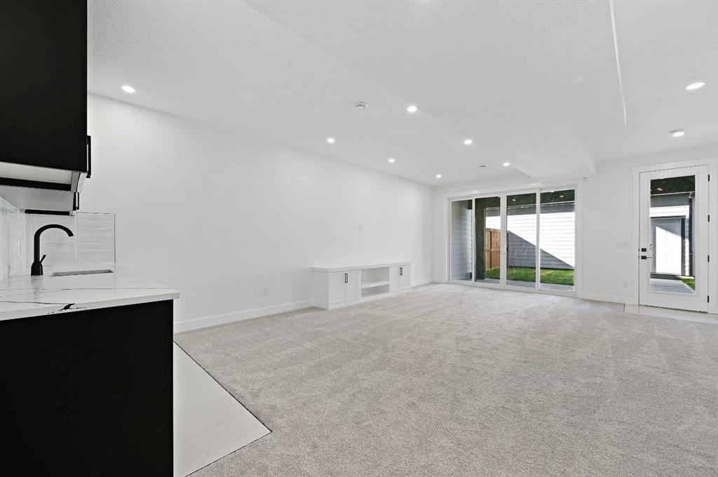 5011 21 Avenue Nw, Calgary, AB - Indoor