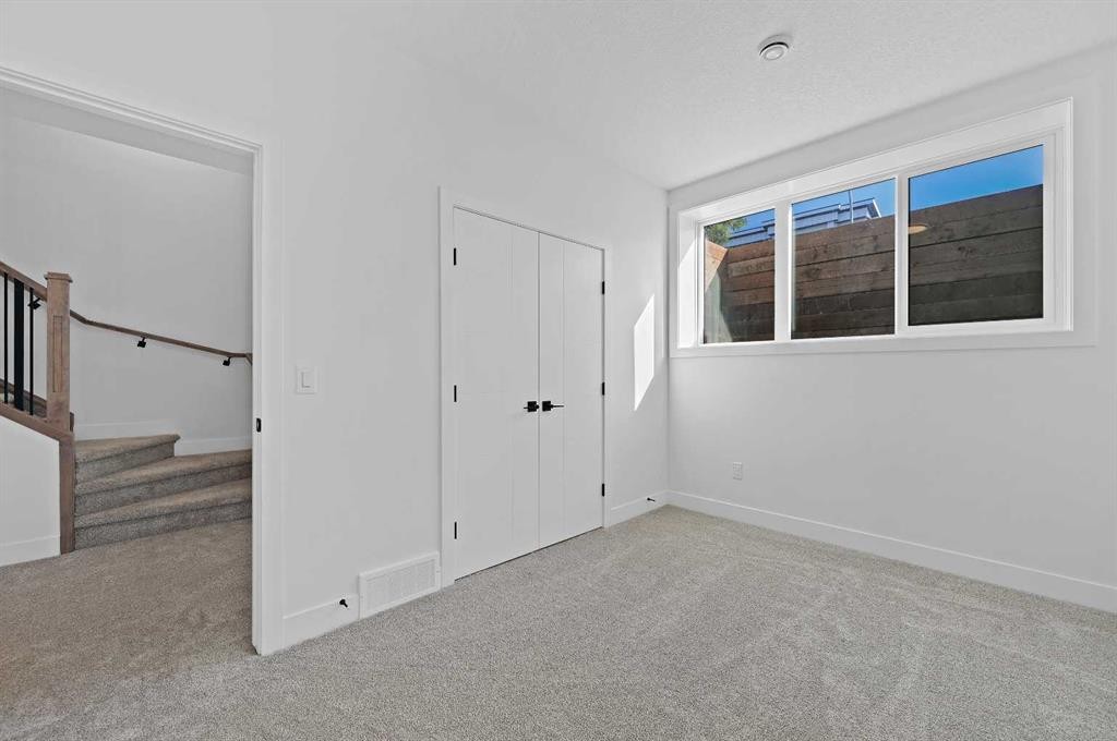 5011 21 Avenue Nw, Calgary, AB - Indoor Photo Showing Other Room