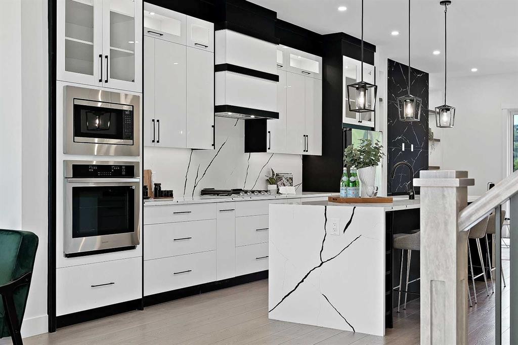 5011 21 Avenue Nw, Calgary, AB - Indoor Photo Showing Kitchen With Upgraded Kitchen