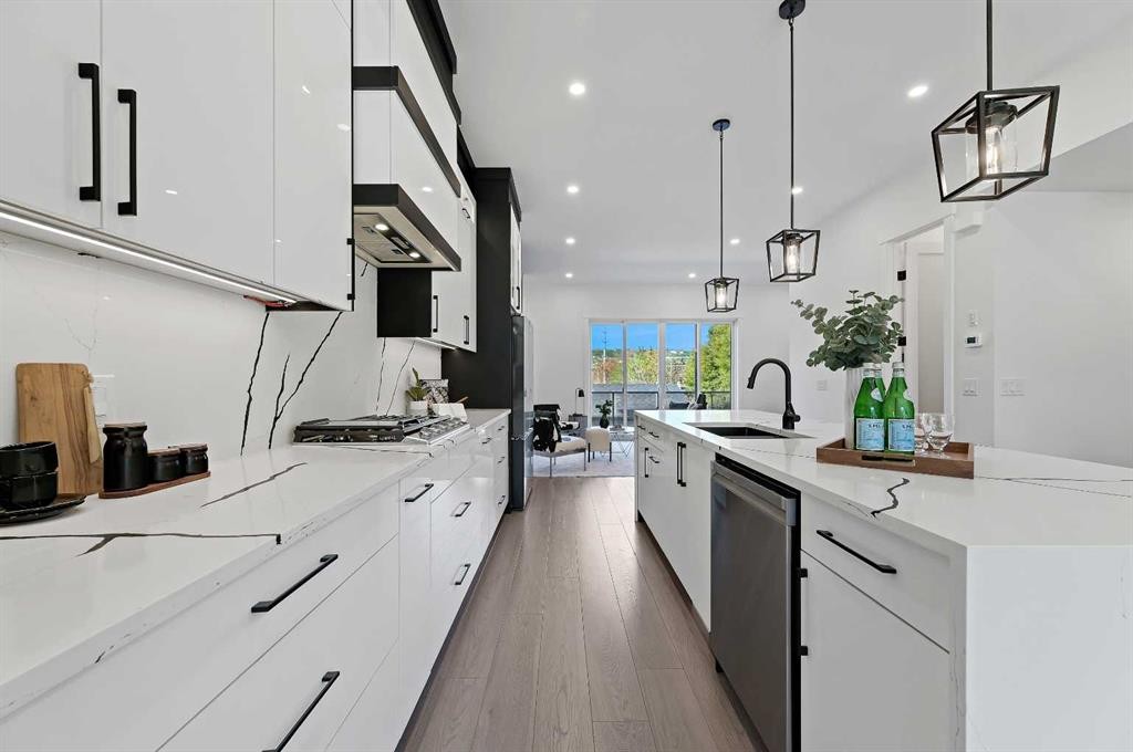 5011 21 Avenue Nw, Calgary, AB - Indoor Photo Showing Kitchen With Upgraded Kitchen