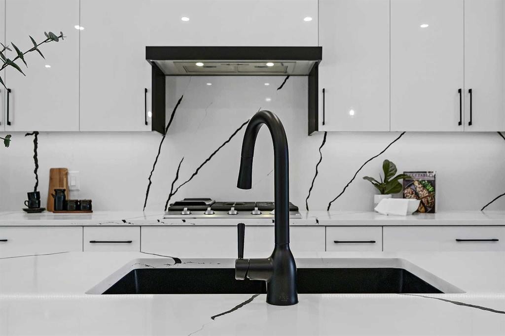 5011 21 Avenue Nw, Calgary, AB - Indoor Photo Showing Kitchen