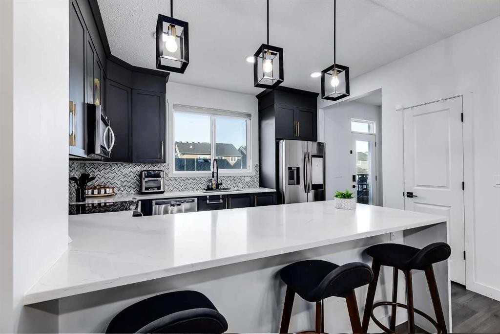 117 Highview Gate Se, Airdrie, AB - Indoor Photo Showing Kitchen With Upgraded Kitchen