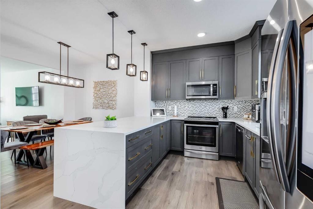 117 Highview Gate Se, Airdrie, AB - Indoor Photo Showing Kitchen With Upgraded Kitchen