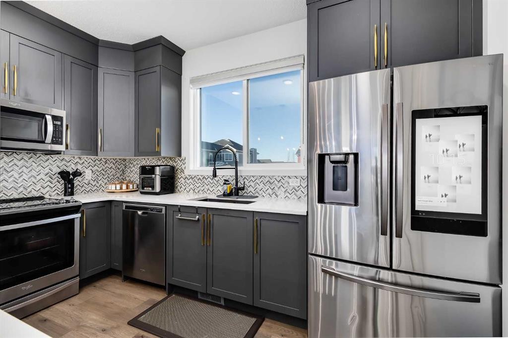 117 Highview Gate Se, Airdrie, AB - Indoor Photo Showing Kitchen With Upgraded Kitchen