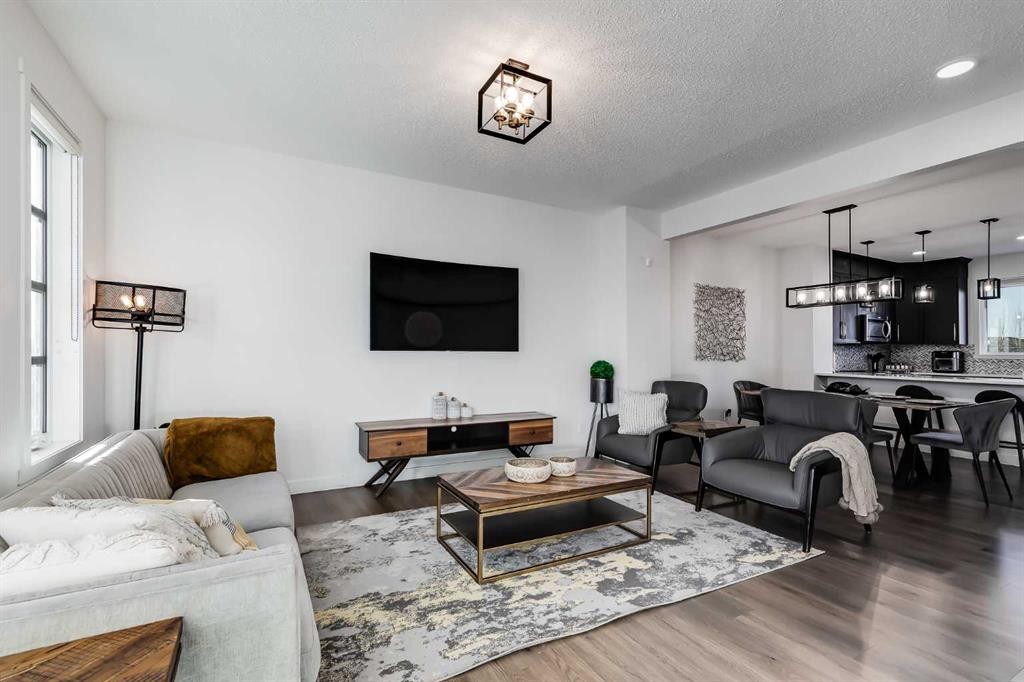 117 Highview Gate Se, Airdrie, AB - Indoor Photo Showing Living Room