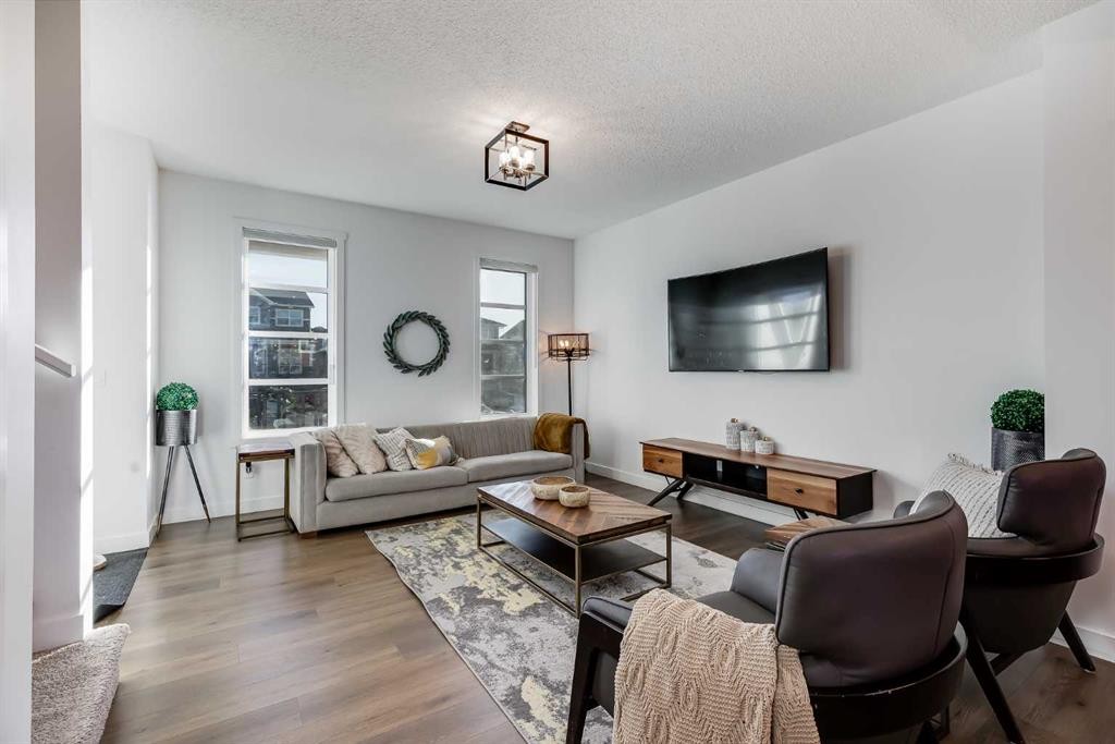 117 Highview Gate Se, Airdrie, AB - Indoor Photo Showing Living Room