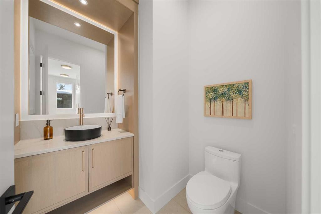 2401 4 Avenue Nw, Calgary, AB - Indoor Photo Showing Bathroom