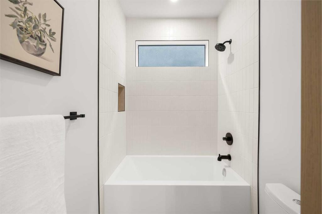 2401 4 Avenue Nw, Calgary, AB - Indoor Photo Showing Bathroom