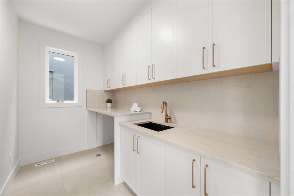 2401 4 Avenue Nw, Calgary, AB - Indoor Photo Showing Kitchen