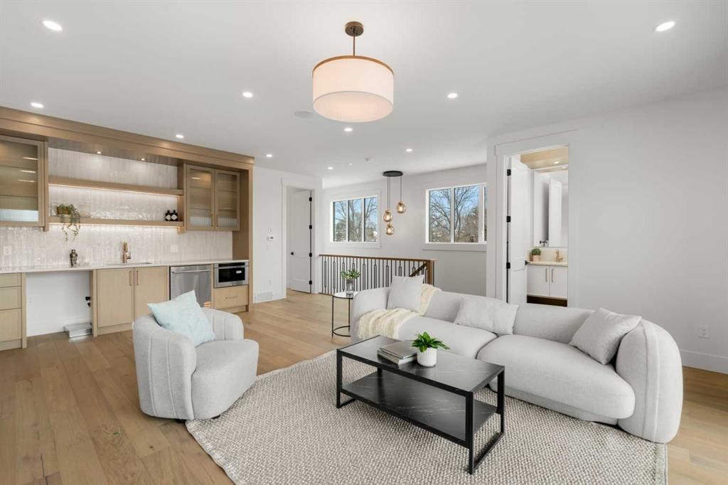 2401 4 Avenue Nw, Calgary, AB - Indoor Photo Showing Living Room