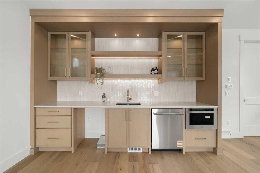 2401 4 Avenue Nw, Calgary, AB - Indoor Photo Showing Kitchen