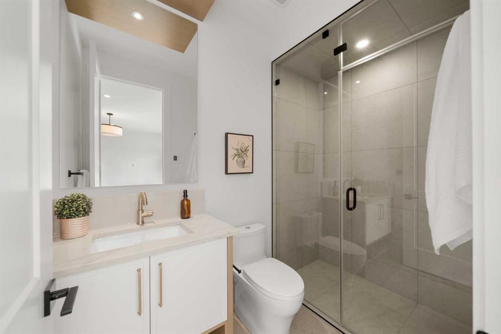 2401 4 Avenue Nw, Calgary, AB - Indoor Photo Showing Bathroom