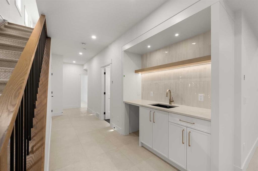 2401 4 Avenue Nw, Calgary, AB - Indoor Photo Showing Other Room