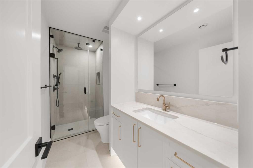 2401 4 Avenue Nw, Calgary, AB - Indoor Photo Showing Bathroom