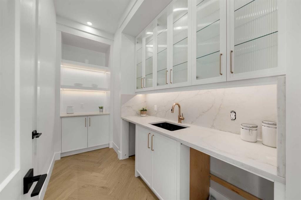 2401 4 Avenue Nw, Calgary, AB - Indoor Photo Showing Kitchen With Upgraded Kitchen