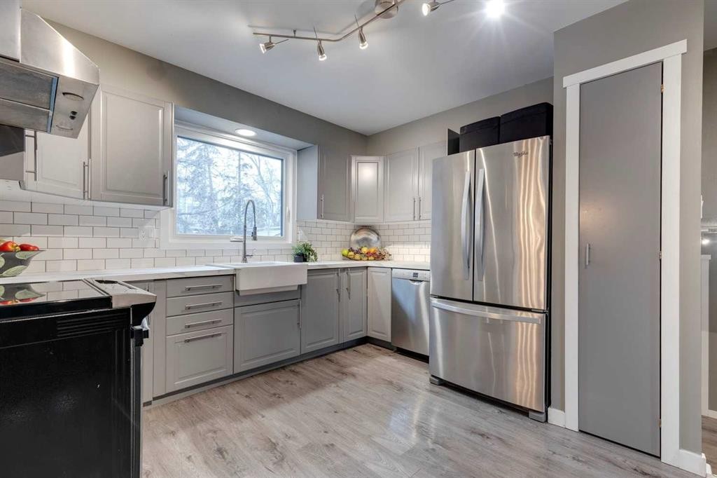 4023 Varmoor Road Nw, Calgary, AB - Indoor Photo Showing Kitchen With Stainless Steel Kitchen With Upgraded Kitchen