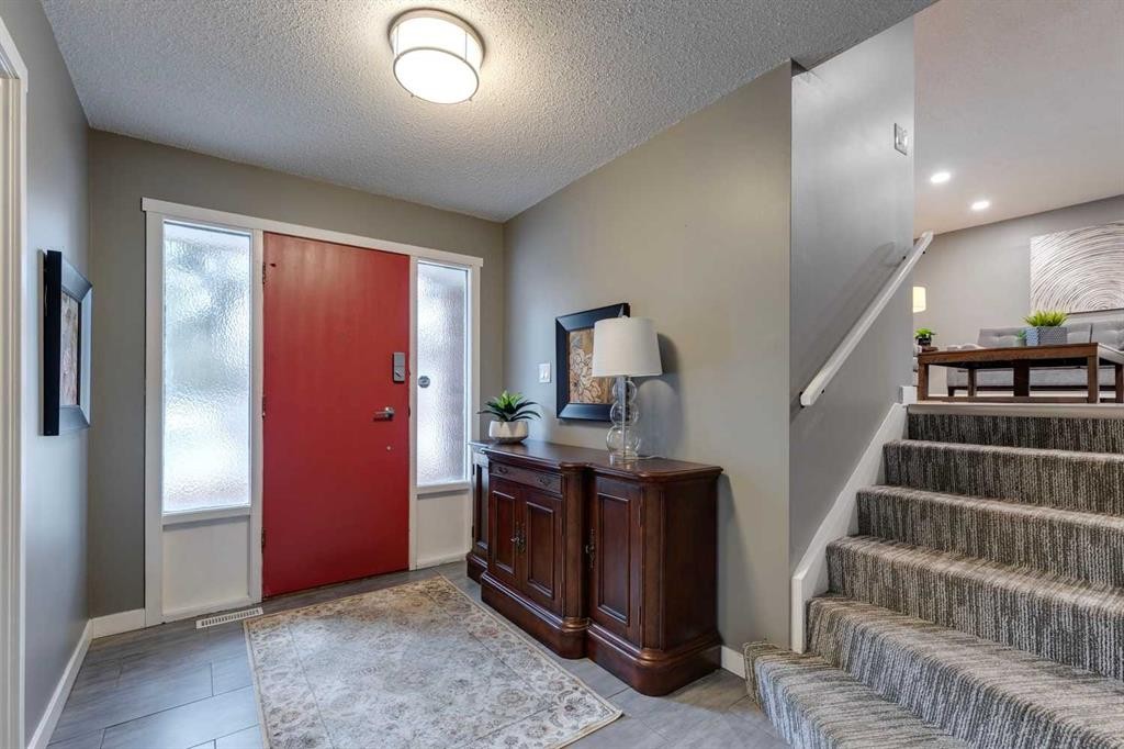 4023 Varmoor Road Nw, Calgary, AB - Indoor Photo Showing Other Room