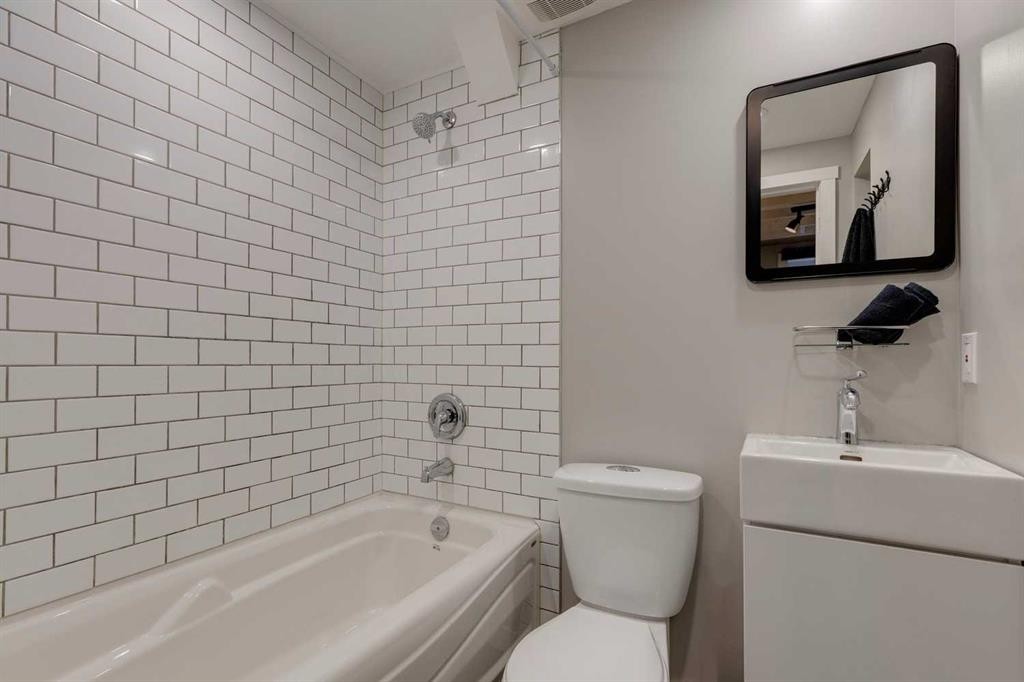 4023 Varmoor Road Nw, Calgary, AB - Indoor Photo Showing Bathroom
